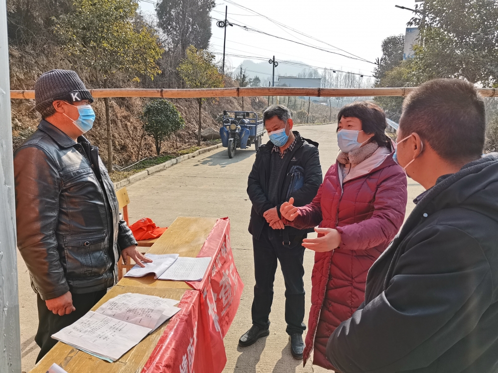 到村疫情防控值班卡点了解情况并进行工作指导 到村疫情防控值班卡点了解情况并进行工作指导