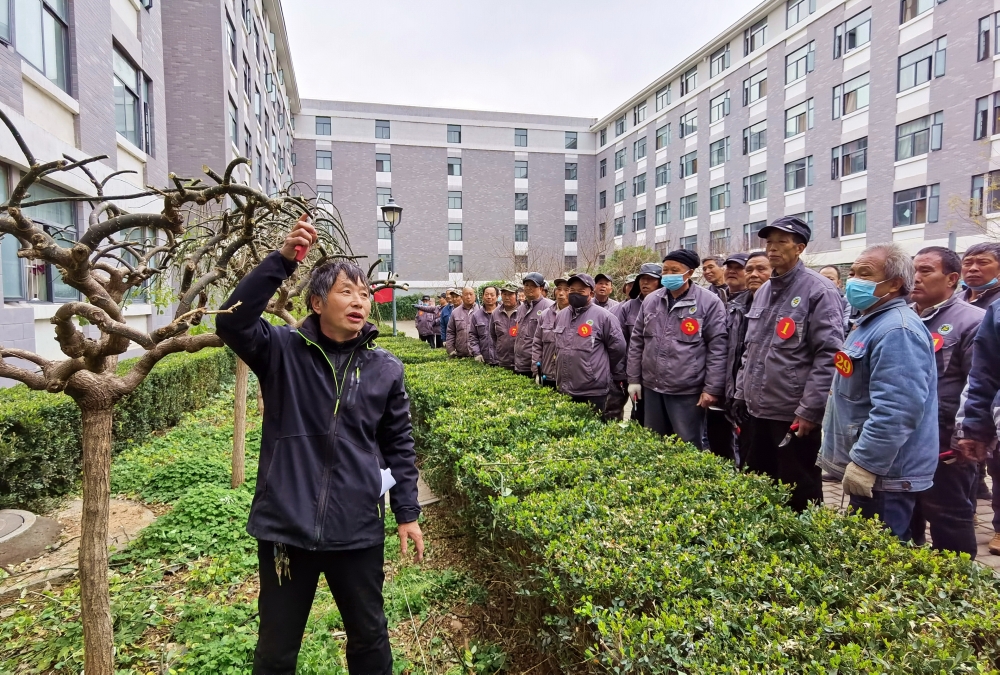 01 岗位练兵现场,技术骨干示范指导。